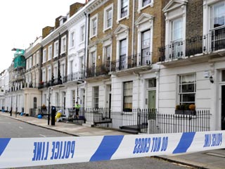 Британский разведчик, найденный накануне мертвым в своей квартире, мог быть убит своим половым партнером - как утверждают СМИ, погибший был трансвеститом и гомосексуалистом. Названо имя убитого - это 31-летний Гарет Уильямс