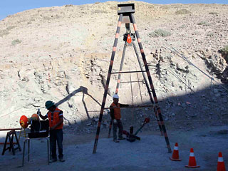 Чилийским шахтерам, блокированным на глубине 700 метров под землей, сообщили, что операция по их спасению займет несколько месяцев