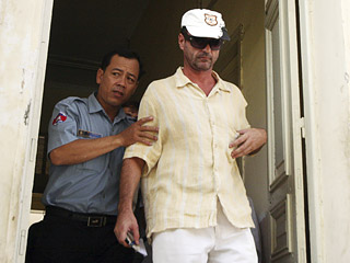 Власти Камбоджи удовлетворили апелляцию 43-летнего русского Александра Трофимова и сократили срок заключения с 14 лет до восьми. Суд обосновал решение тем, что подсудимый извинился перед семьями жертв и, как иностранец, не знал местных законов