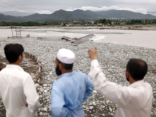 Правительство Пакистана в четверг предупредило около 500 тысяч жителей юго-западной провинции Синд, что они должны немедленно эвакуироваться из-за возможности нового наводнения