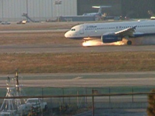 Самолет авиакомпании JetBlue совершил жесткую посадку в аэропорту города Сакраменто (штат Калифорния). Легкие травмы получили 15 пассажиров