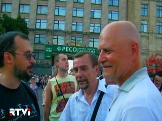 Михаил Шнейдер и Лев Пономарев (на фото - справа)