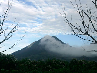 Вулкан Синабунг на индонезийском острове Суматра начал извергаться, предположительно, впервые за 400 лет. Как передает ВВС, это заставило 12 тысяч человек покинуть свои дома