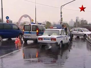 Милиционеров УВД Северного административного округа Москвы, задержанных накануне по подозрению в похищении человека, проверяют на причастность к крупному ограблению на Старом Арбате