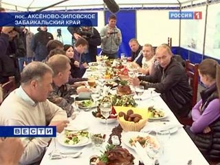 Путин за обедом с журналистами опроверг "болтовню", будто он продолжает руководить Россией