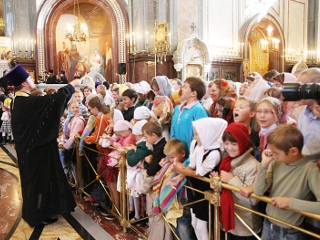 На молебне присутствовали учащиеся светских и православных учебных заведений