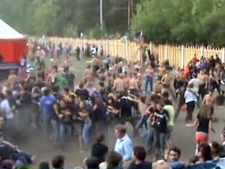 Как сообщалось, 29 августа на территорию, где проходил рок-фестиваль "Торнадо" в Миассе на озере Тургояк, ворвались несколько десятков коротко стриженых молодчиков и начали избивать посетителей