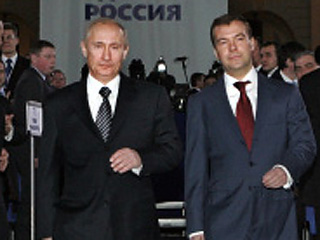 Возросшая активность премьер-министра Владимира Путина заставила Кремль изменить пиар-тактику, чтобы президент Дмитрий Медведев не отставал от второго участника властного тандема