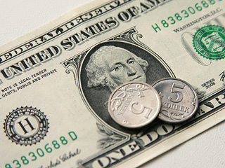 Доллар упал на 7 копеек, евро вырос на 15