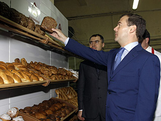 Президент Дмитрий Медведев, который приехал с рабочей поездкой в Оренбургскую область, сделал в столице региона незапланированную остановку для похода в магазин