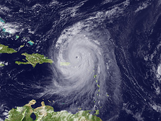 Из американского штата Северная Каролина эвакуируют туристов и жителей прибрежных районов, к которым приближается мощный ураган "Эрл"