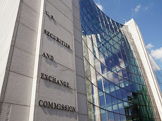 SEC - американская Комиссия по ценным бумагам и биржам предупредила рейтинговые агентства о том, что она будет преследовать их в соответствии с законом Додда-Фрэнка
