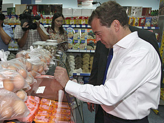 Выяснив цены на хлеб, молоко, яйца, Медведев спросил у покупателей, подорожали ли эти товары, и получил ответ, что роста цен они не заметили