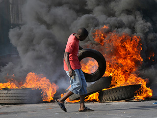 На улицы Мапуту в среду вышли несколько тысяч протестующих против повышения цен на продовольствие и горючее