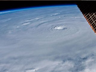 Приближающийся к побережью США ураган "Эрл" разрастается и уже превышает по своим размерам штат Калифорния