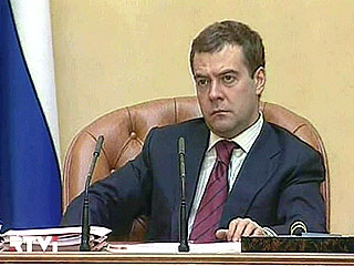 Медведев вновь готовит увольнение "лишних" чиновников