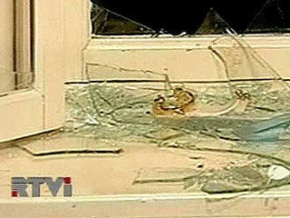 В ближайших зданиях взрывной волной и поражающими элементами были выбиты стекла