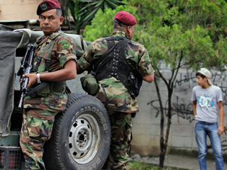 Сотрудники сальвадорской полиции раскопали две бочки, набитые долларами