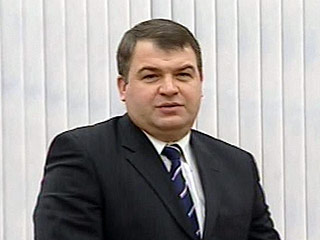 Министр обороны РФ Анатолий Сердюков прибыл в Дагестан, чтобы на месте определить меры, необходимые для оказания помощи пострадавшим при теракте