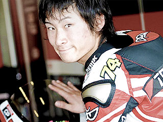 Японский мотогонщик Шойя Томизава скончался от травм, полученных во время аварии на Гран-при Сан-Марино в воскресенье
