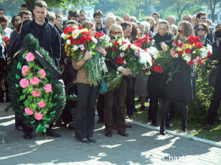 Руководитель одного из ведущих белорусских оппозиционных интернет-изданий "Хартия'97" Олег Бебенин, тело которого было обнаружено 3 сентября в петле на даче под Минском, похоронен в понедельник на Восточном кладбище Минска