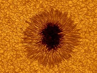Самое подробное изображение солнечного пятна, запечатленное в видимом диапазоне длин волн, получено с помощью солнечного наземного телескопа обсерватории в Биг-Бер-Лейк (штат Калифорния)