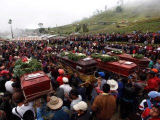 Число жертв селевых потоков и оползней, вызванных ливнями, в Гватемале, по последним данным, составляет не менее 45 человек