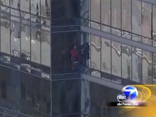 В США арестован 54-летний "человек-паук" - он взобрался на 58-этажный небоскреб в Сан-Франциско