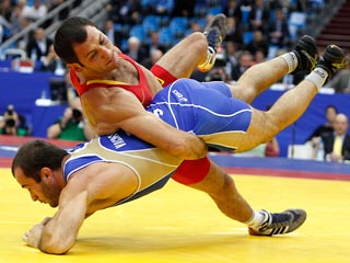 Амбако Вачадзе принес России первое золото чемпионата мира по борьбе (на фото в синем)