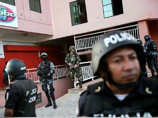 Не менее 15 человек стали жертвами нападения бандитов на фабрику по производству обуви в Гондурасе