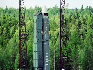 Космические войска в среду утром осуществили с космодрома Плесецк пуск ракеты "Рокот" с двумя спутниками военного назначения серии "Космос" и космическим аппаратом "Гонец-М"