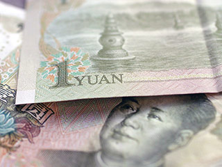Доллар в течение длительного времени будет доминировать среди мировых валют, однако при этом юань будет постепенно становиться его альтернативой, считает министр торговли Китая Чэня Дэмина