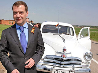 Президент России Дмитрий Медведев, как и его старший партнер по "тандему" Владимир Путин, скоро отправится в путь за рулем. Причем сделает это в компании с украинским коллегой Виктором Януковичем на своей старенькой "Победе"