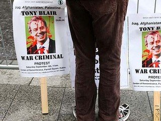В условиях ажиотажного спроса раскуплены в Лондоне все книги мемуаров Тони Блэра, которые он снабдил своими автографами за закрытыми дверями