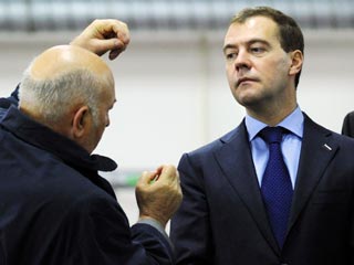 Противостояние между столичным мэром Юрием Лужковым и администрацией президента Дмитрия Медведева обостряется с каждым днем и уже перешло в публичную фазу, констатирует пресса