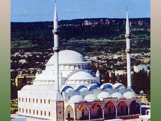 В среду поздно вечером в Джума-мечети Махачкалы было сообщено о том, что в Саудовской Аравии и Дагестане не увидели новую луну, символизирующую окончание месяца Рамадан