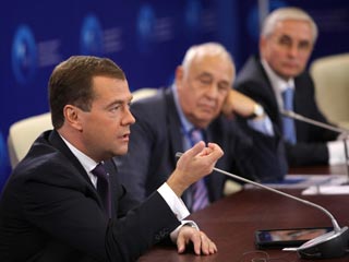 Президент Дмитрий Медведев в пятницу на встрече с политологами в Ярославле в рамках работы Мирового политического форума заявил, что никакой альтернативы модернизации экономики и политической системы России не существует