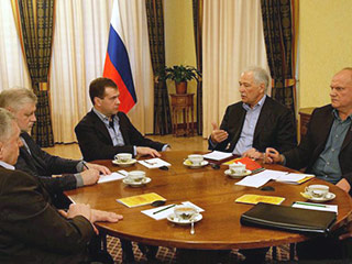 Президент РФ Дмитрий Медведев проведет сегодня встречу с лидерами политических партий, представленных в Госдуме