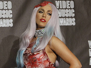 Появление Lady Gaga на церемонии MTV Video Music Awards вызвало гнев защитников прав животных