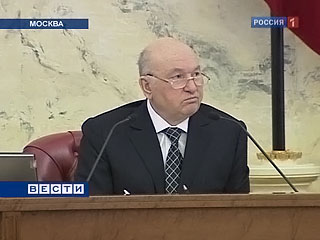 Мэр Москвы Юрий Лужков заявил, что не боится нападок в СМИ и не собирается оправдываться