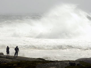 Тропический шторм "Джулия", бушующий в Атлантическом океане, усилился до урагана первой категории опасности