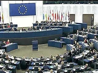 На прошлой неделе члены Европарламента обвинили комиссию ЕС по юстиции в том, что она не смогла защитить цыган от действий французских властей. Многие связывают жесткие заявления Рединг с критикой, прозвучавшей в адрес ее ведомства