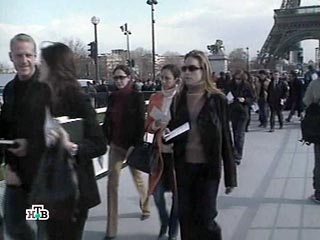 С Эйфелевой башни из-за угрозы взрыва эвакуированы тысячи туристов 