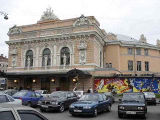 В петербургском "Цирке на Фонтанке" произошла трагедия, в результате которой пострадала маленькая китайская артистка