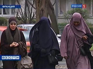 Верхняя палата парламента Франции накануне практически единогласно проголосовала за запрет на ношение традиционных женских мусульманских одежд - паранджи (бурки) и никаба - в общественных местах