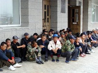 Более 200 китайских рабочих, которые трудились на стройках АТЭС-2012 на острове Русский во Владивостоке, после забастовки и получения денег покинули РФ и вернулись на родину