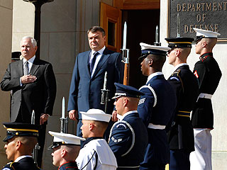 Министра обороны РФ Сердюкова c почестями приняли в Пентагоне