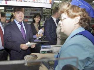 Президент Медведев в среду продолжил инспектировать случайно выбранные продуктовые магазины в российских регионах, где он пытается узнать правду о ценах, тщательно скрываемую чиновниками