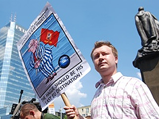 Организатор московских гей-парадов Николай Алексеев, похищенные ранее в четверг из аэропорта "Домодедово" в Москве, заявляет, что его выслали из России, и он сейчас находится в Минске