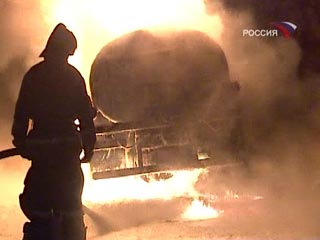 На юге Петербурга загорелась автоцистерна с не установленным содержимым. Ее водитель скрылся. На месте найдено тело погибшего человека